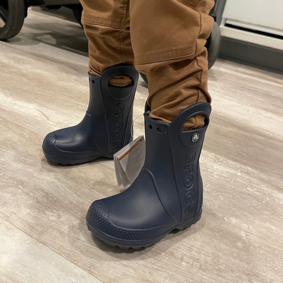 CROCS KIDS’ HANDLE IT RAIN BOOT - Picture 8 of 12